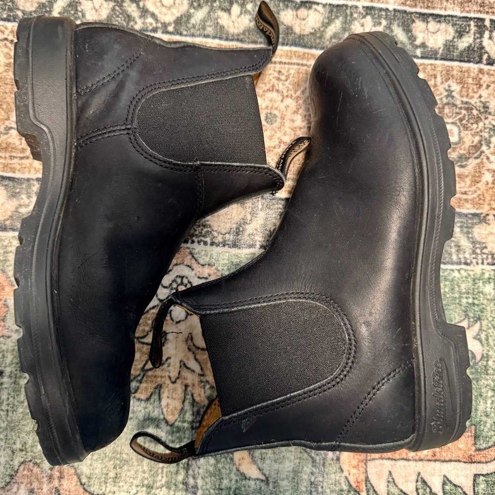 Blundstones - Black Leather Chelsea Boots